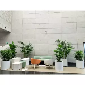 białe duże donice do holu biurowca